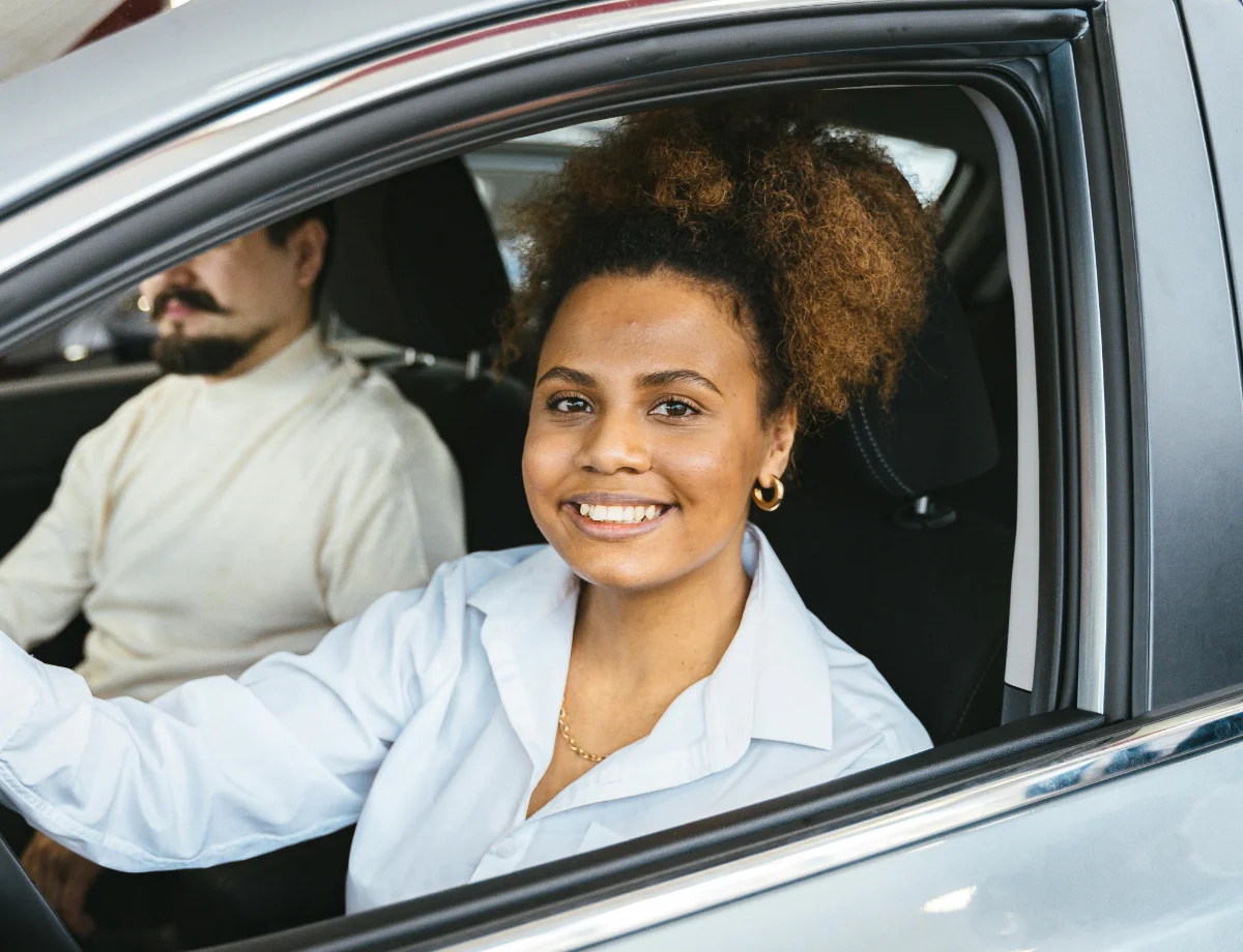 Muchacha feliz conduciendo con seguro full